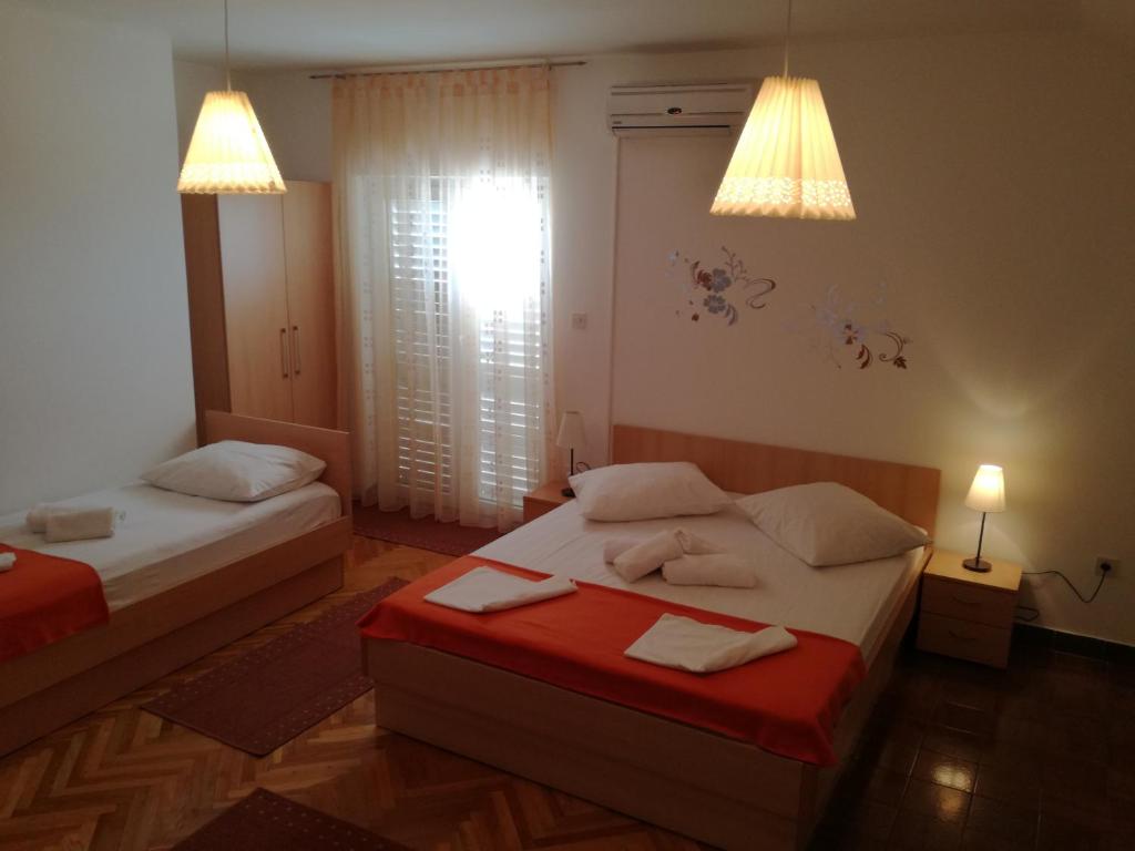 Postel nebo postele na pokoji v ubytování Apartments Mirjana