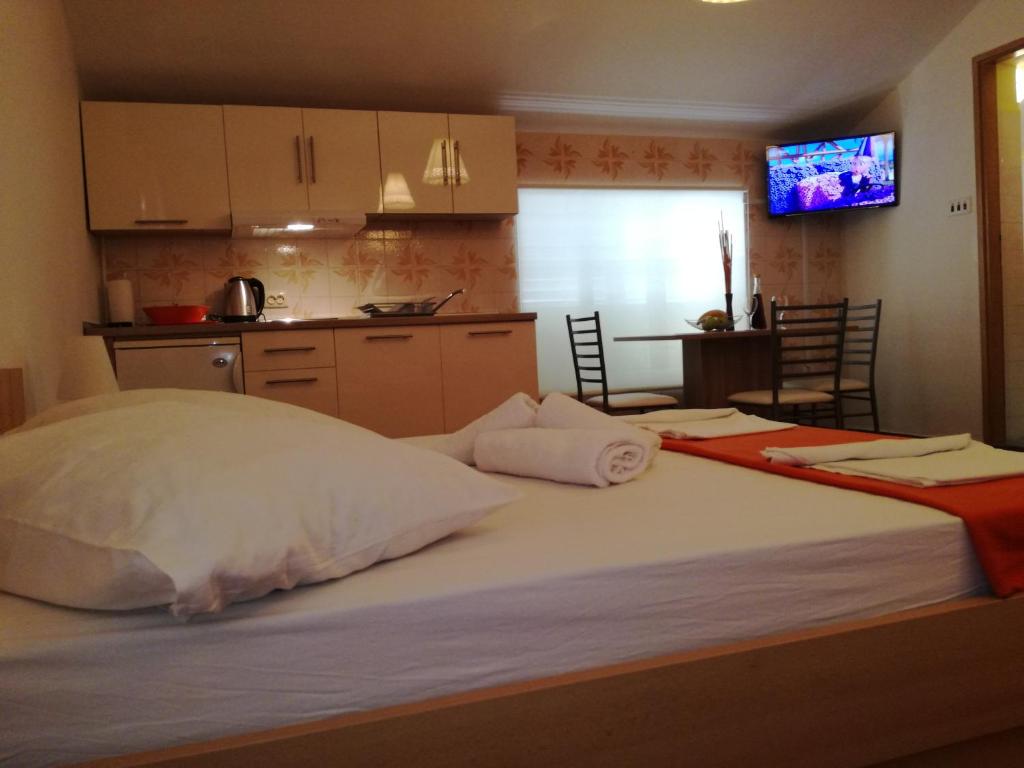 Postel nebo postele na pokoji v ubytování Apartments Mirjana