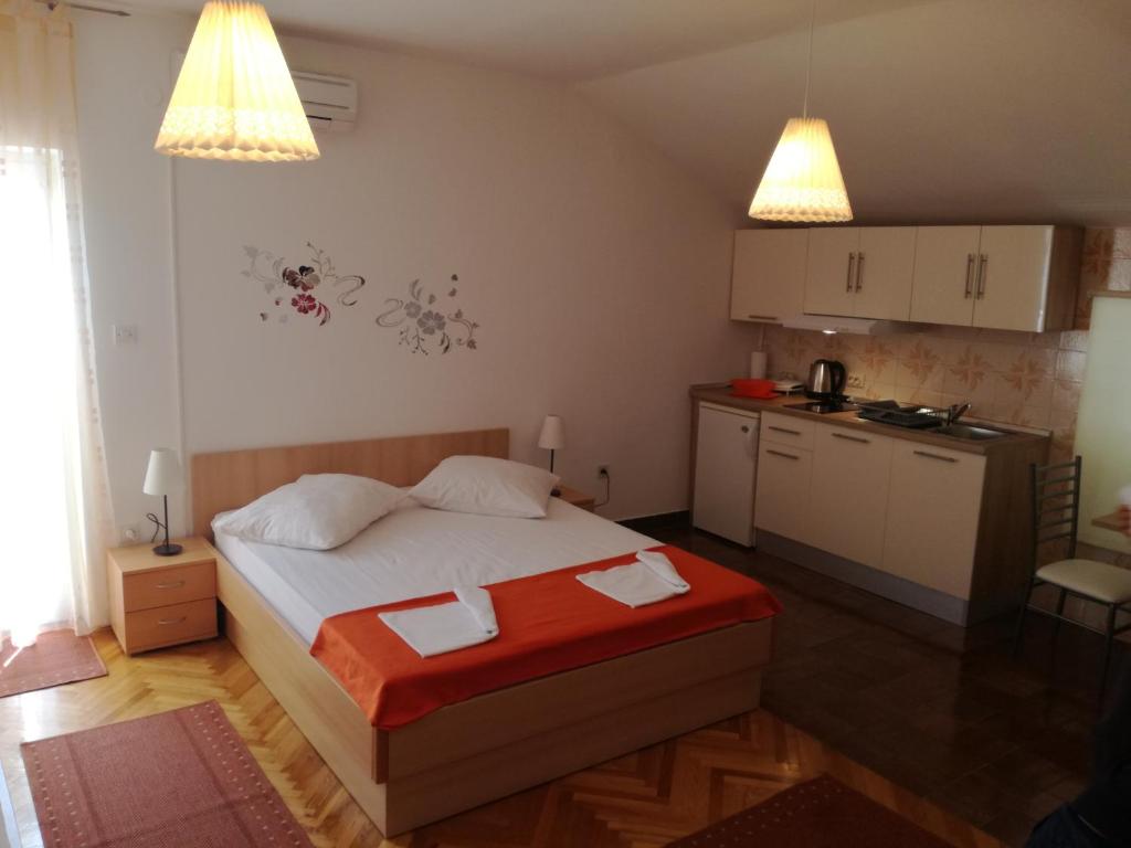 Postel nebo postele na pokoji v ubytování Apartments Mirjana