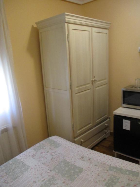 Postel nebo postele na pokoji v ubytování Hostal Becares