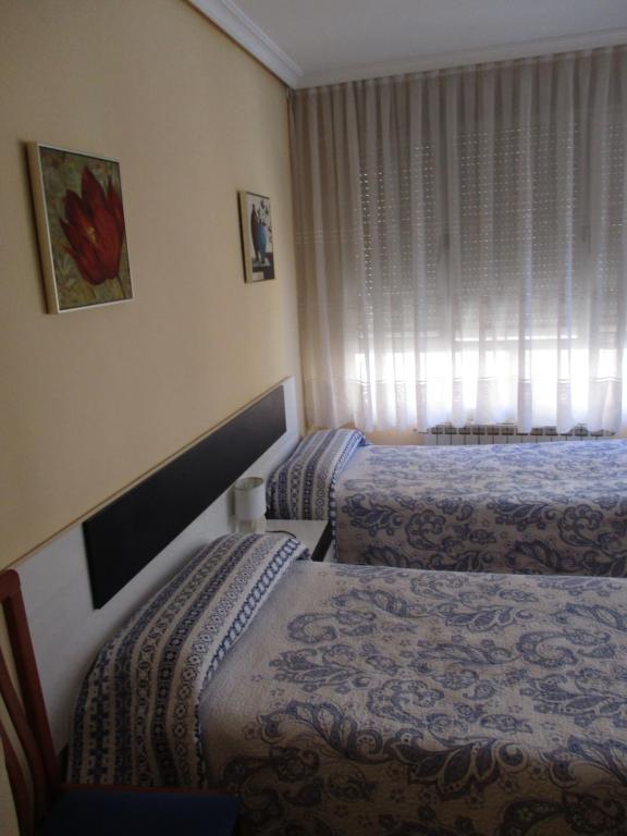 Postel nebo postele na pokoji v ubytování Hostal Becares
