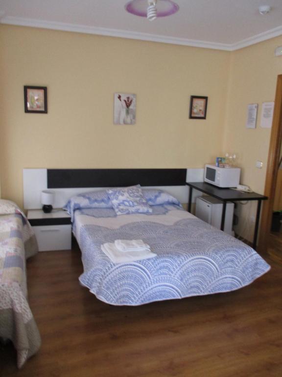 Postel nebo postele na pokoji v ubytování Hostal Becares