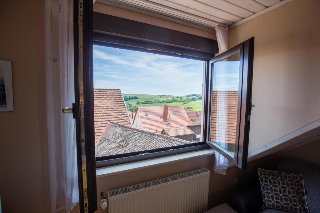 ein Fenster mit Blick auf ein Dach in der Unterkunft Ferienwohnung Arnold in Burkardroth