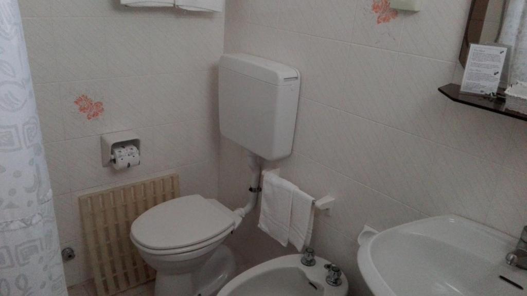 A bathroom at B&B Promenade Hotel Simple con Piscina