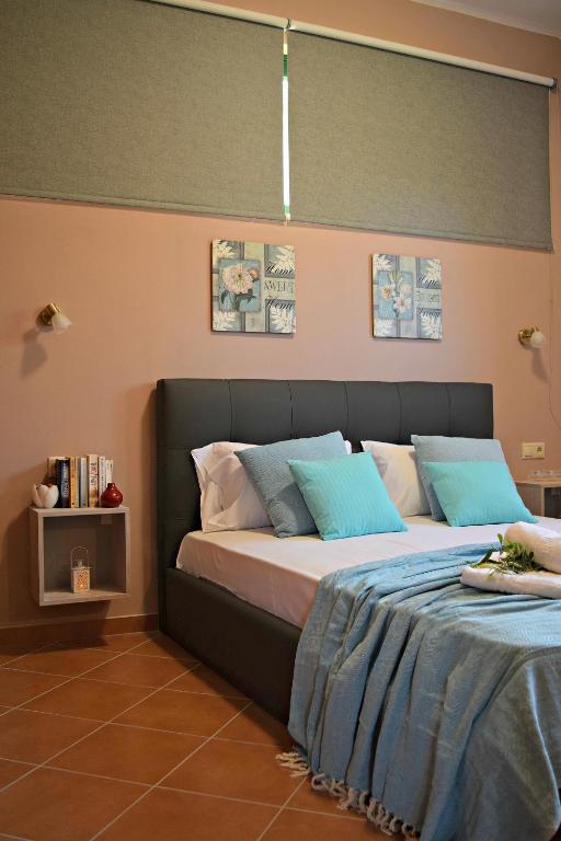 Posteľ alebo postele v izbe v ubytovaní Aspalathos Villas
