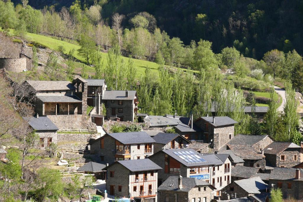 una vista aérea de un pueblo con casas en Aparthotel Areu, en Àreu