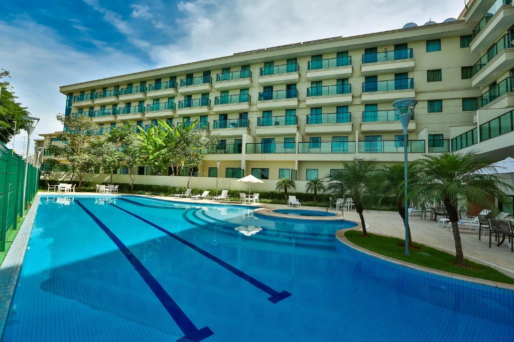 a large swimming pool in a large building at Quality Hotel & Suites Brasília in Brasília
