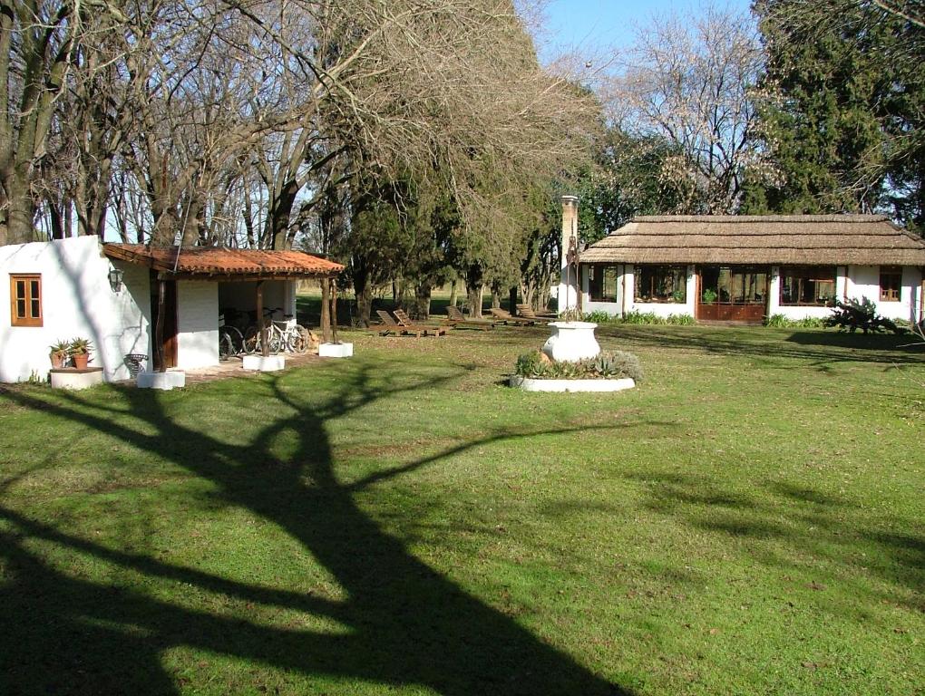 une ombre d'une maison et d'un bâtiment dans une cour dans l'établissement Estancia La Cinacina, à San Antonio de Areco