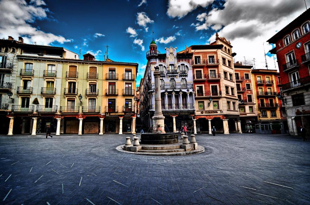 Apartamento Abadia Teruel في تيرويل: ساحة المدينة والنافورة في الوسط