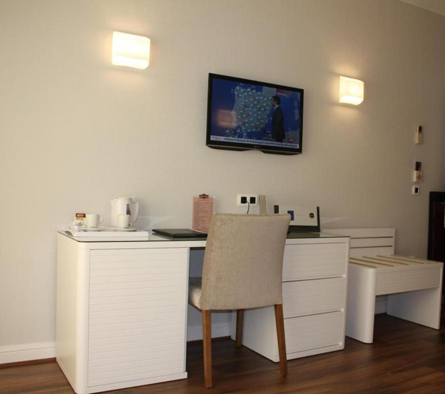 Una televisión o centro de entretenimiento en Las Rocas Playa Hotel