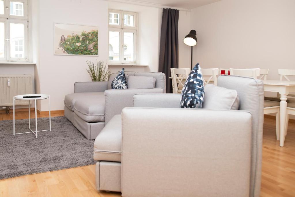 Sala de estar con 2 sofás y mesa en KulturQuartier, en Regensburg