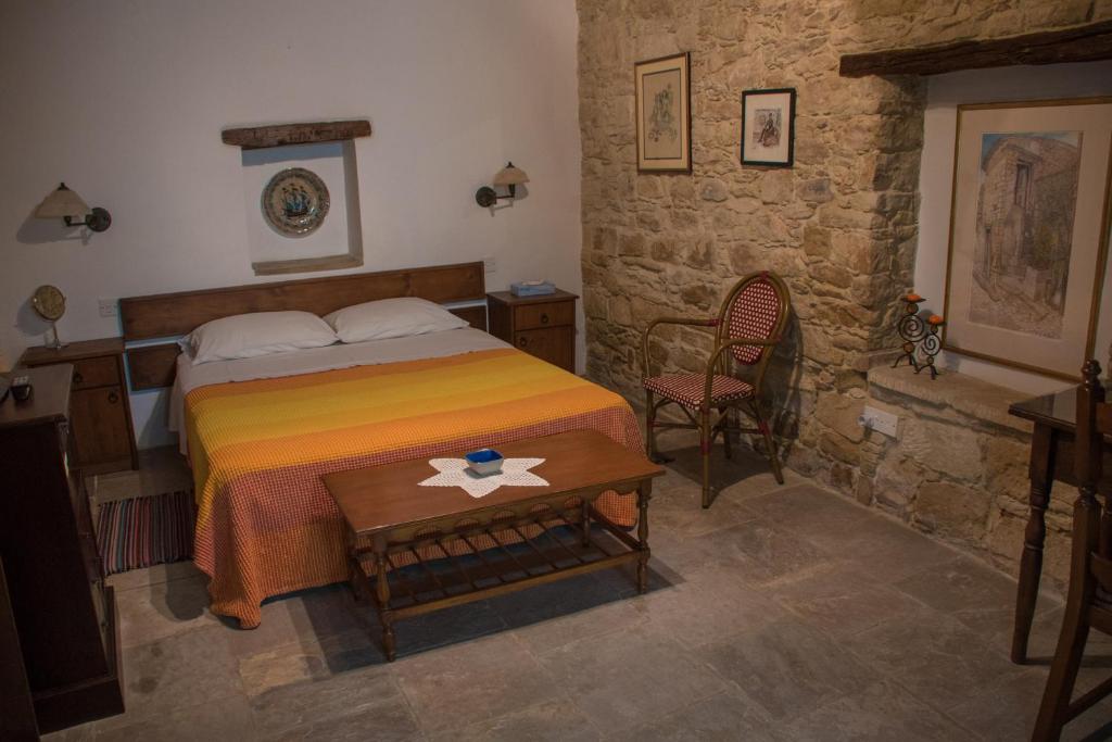 Een bed of bedden in een kamer bij Niki's House