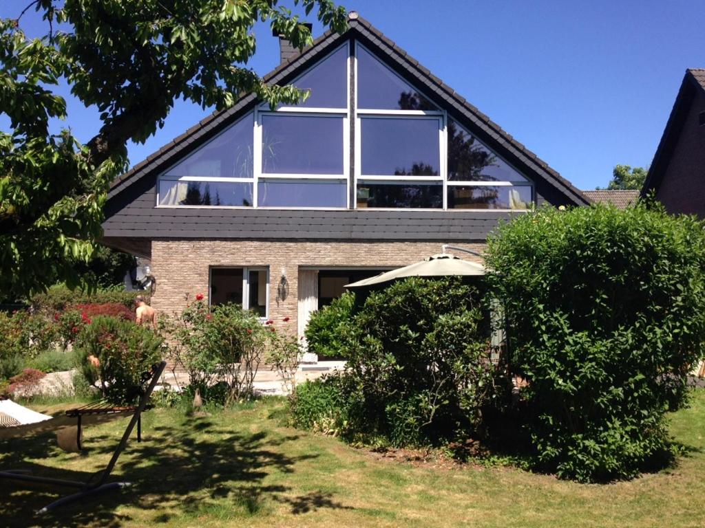 a house with large windows and an umbrella at Düsseldorfer Privatzimmer in Düsseldorf