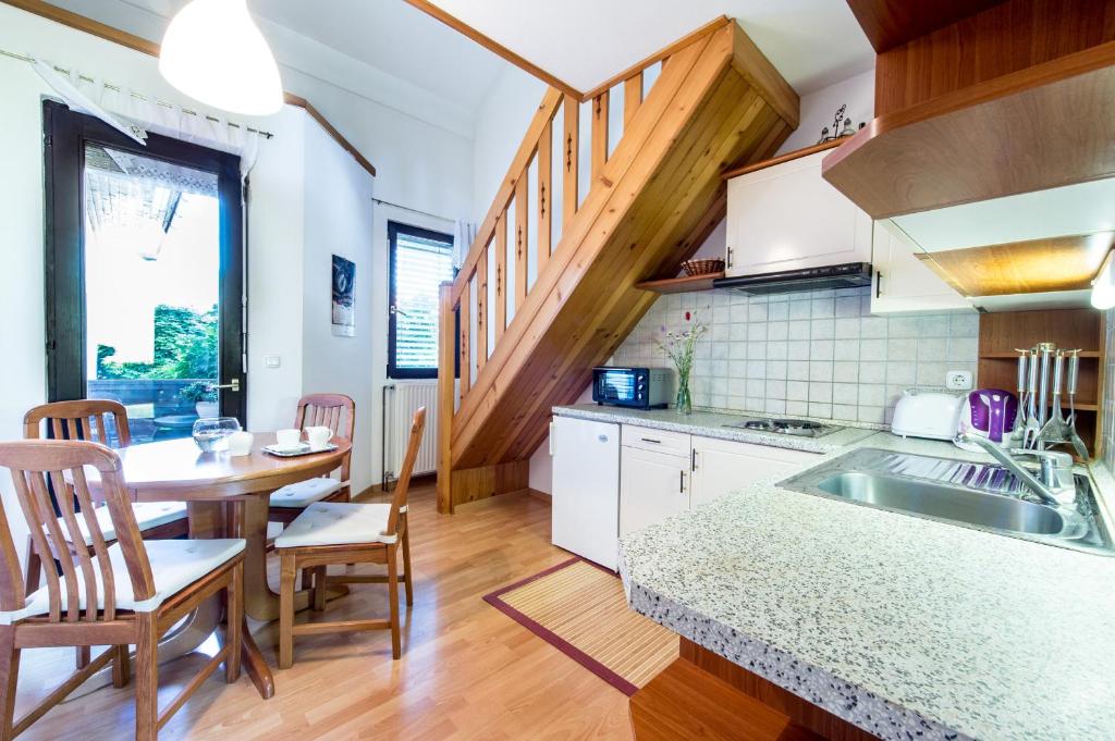 Kuchyň nebo kuchyňský kout v ubytování Apartments Jaka