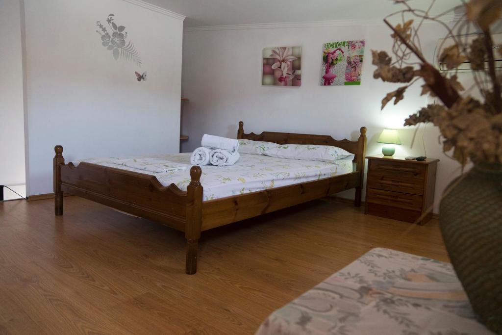 A bed or beds in a room at Eleni Apartments