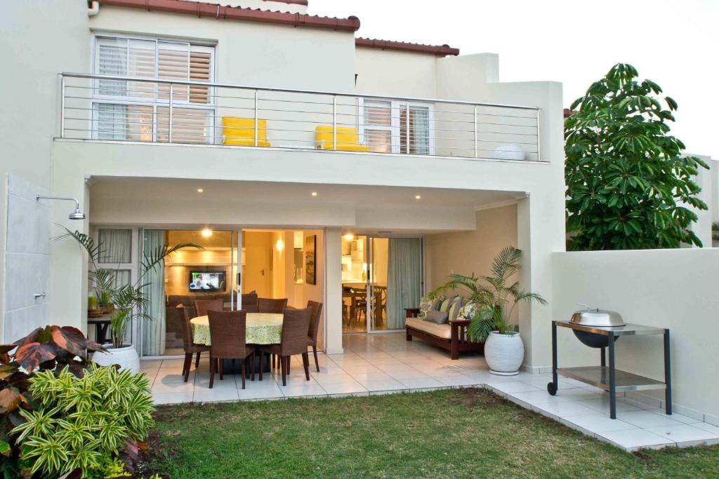 una casa con sala da pranzo e balcone di D3 Sea Lodge - by Stay in Umhlanga a Durban