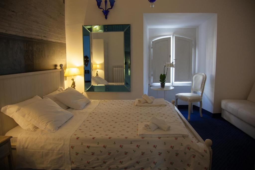 ローマにあるVatican Leone IVのベッドルーム1室(鏡付きベッド1台、椅子付)