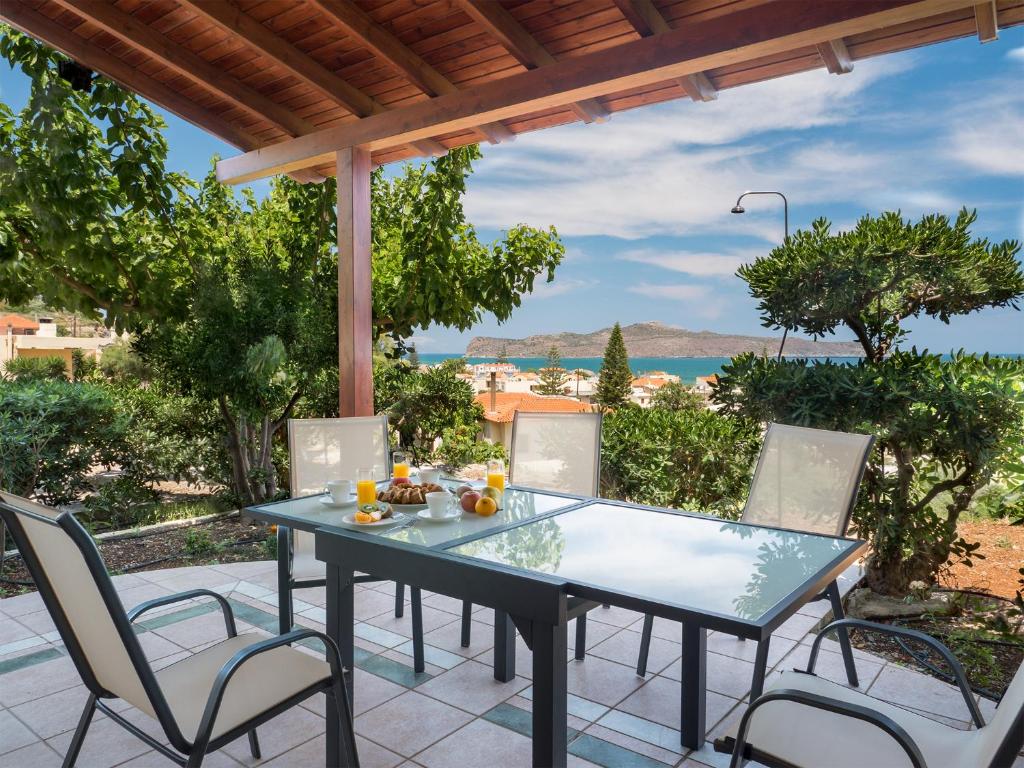 スタロスにあるRomantic Corner Maisonette houseの海の景色を望むパティオ(テーブル、椅子付)