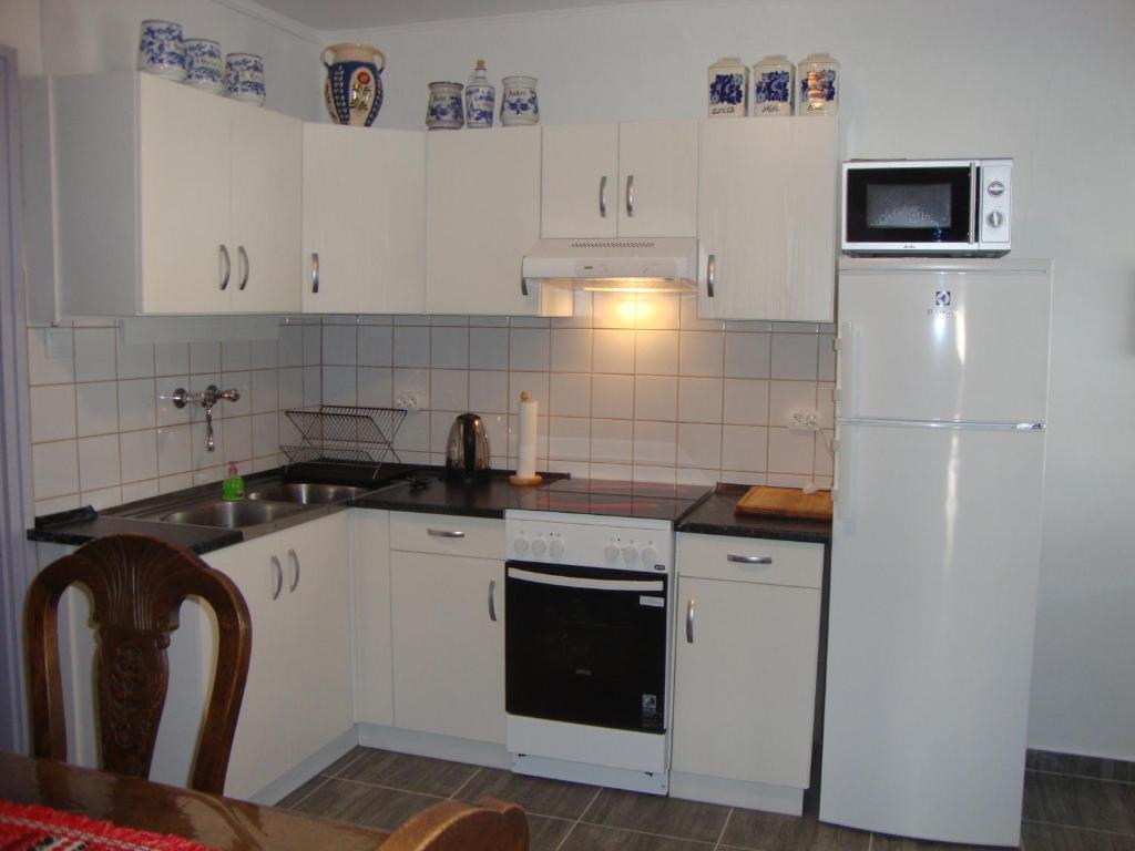 Kuchnia lub aneks kuchenny w obiekcie Ferienhaus Somloi Sellö