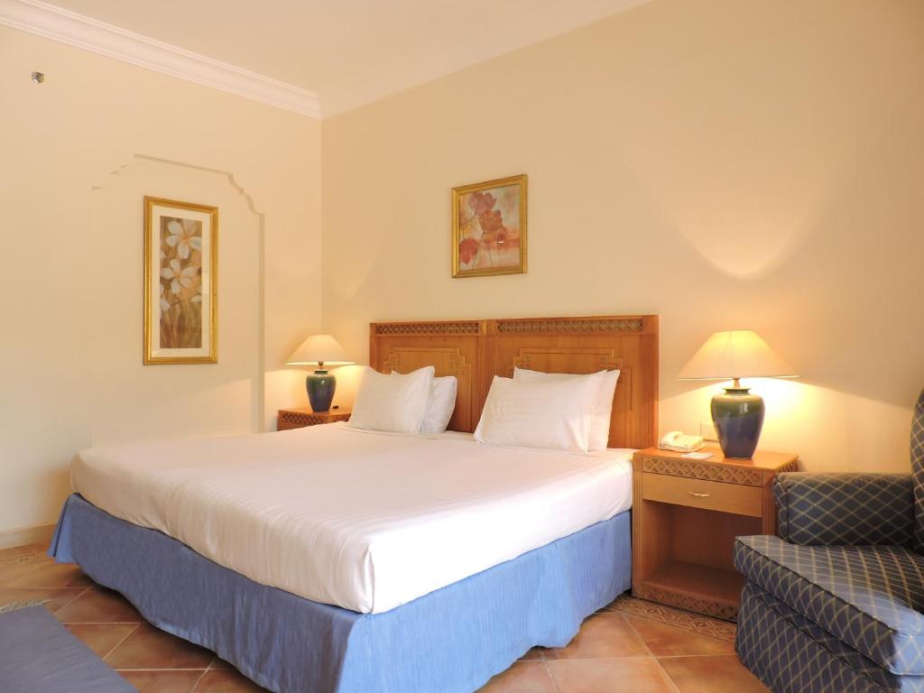 Postel nebo postele na pokoji v ubytování Old Palace Resort Sahl Hasheesh