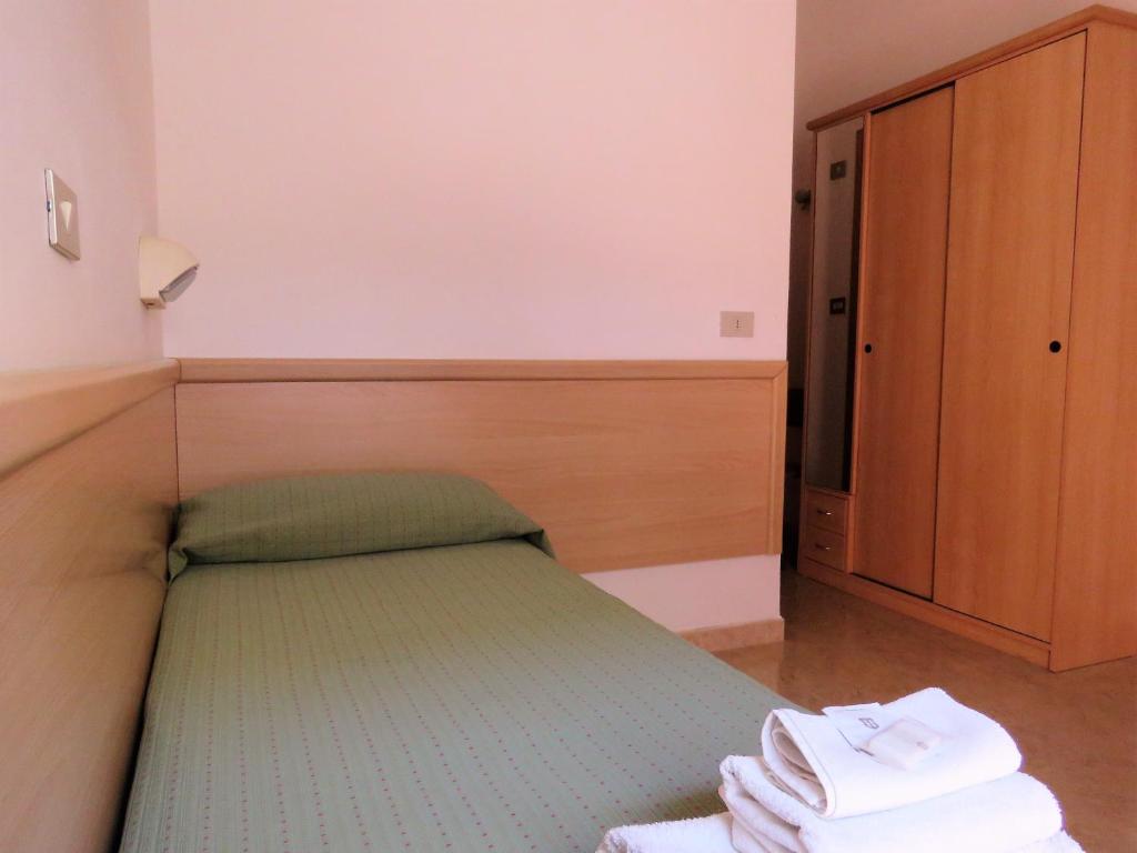 A bed or beds in a room at Hotel Cliff