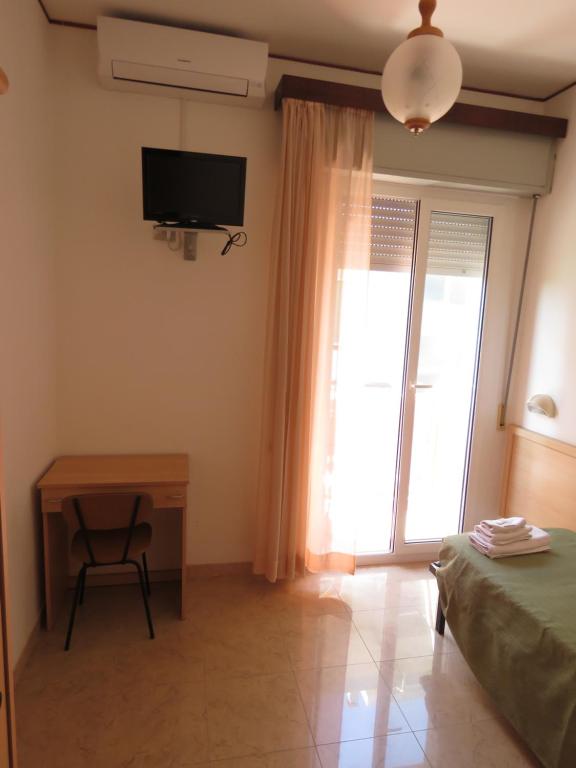 A television and/or entertainment centre at Hotel Cliff