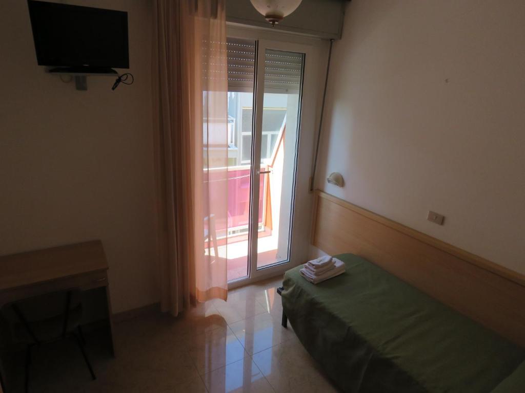 A television and/or entertainment centre at Hotel Cliff