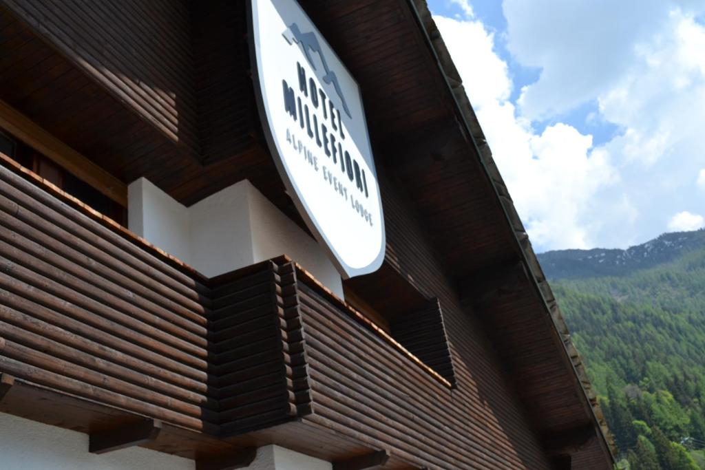Nespecifikovaný výhled na hory nebo výhled na hory při pohledu z hotelu