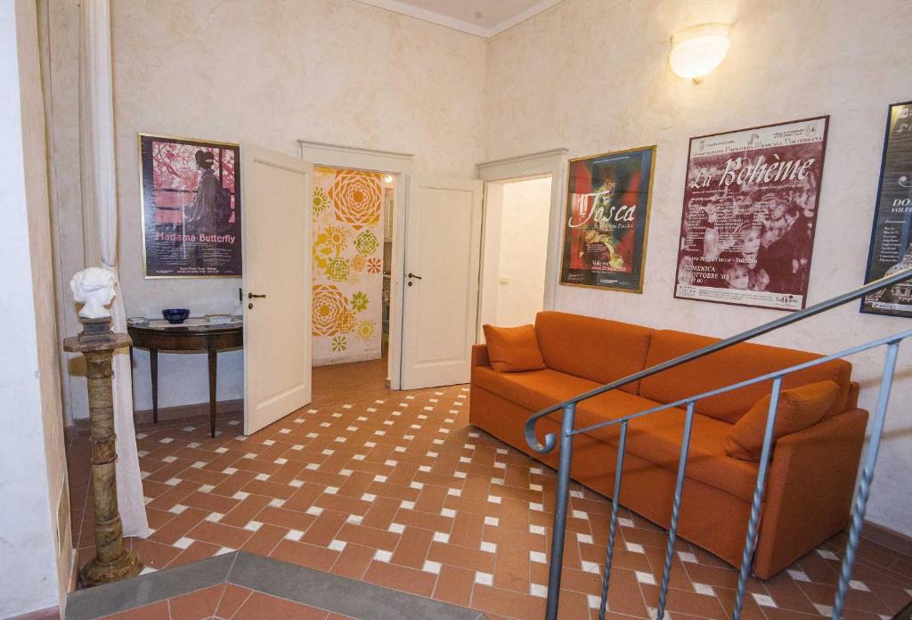 un soggiorno con divano e una scala di Appartamento Matteotti a Volterra