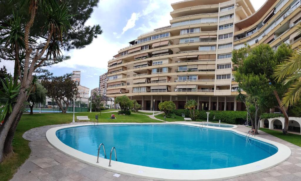 una piscina frente a un gran edificio en La Señal, en Alicante