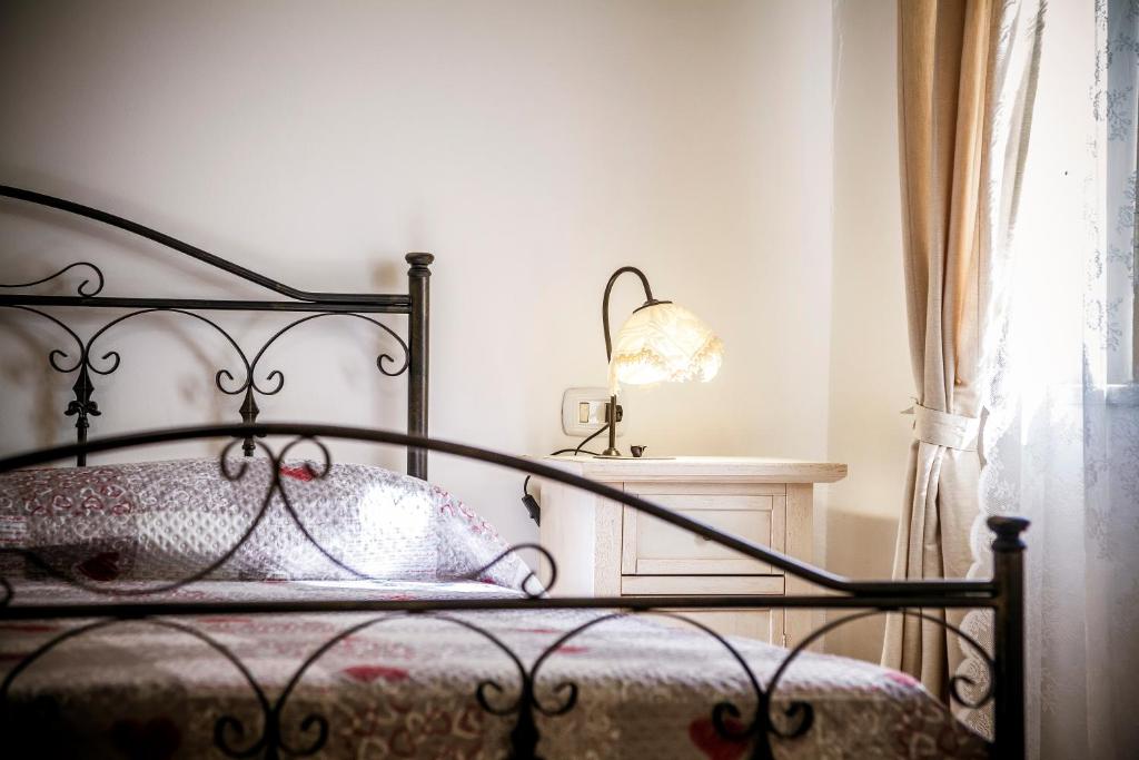 a black bed with a pillow and a lamp at La Via Del Mare in Palinuro