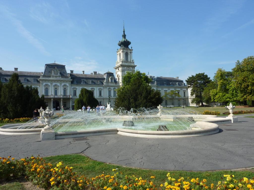 A local landmark close to a vendégházakat