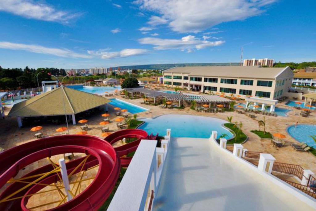 arial view of a resort with a swimming pool at Apartamentos 2 Quartos- Lacqua diRoma Caldas Novas in Caldas Novas