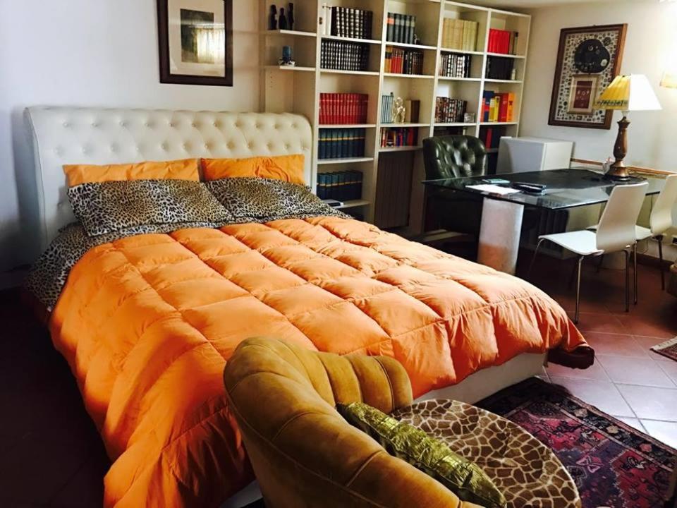 ラテリーナにあるVilla Marinaのベッドルーム(大きなオレンジ色のベッド1台、デスク付)