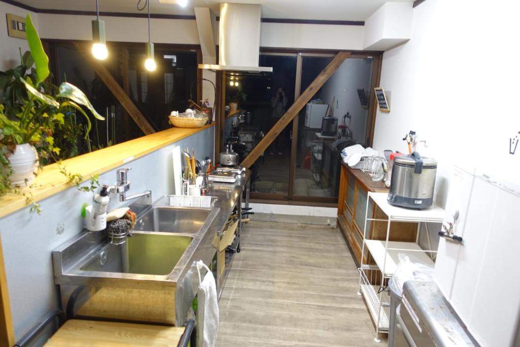 Kuchyň nebo kuchyňský kout v ubytování Guest House Hamada-en