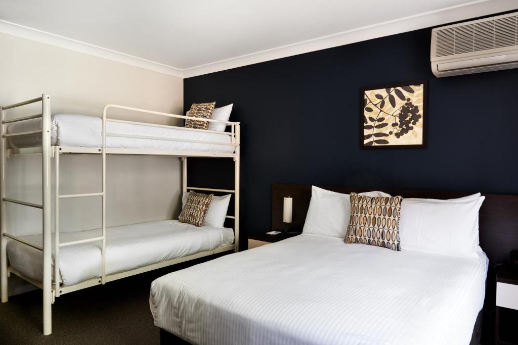 Postel nebo postele na pokoji v ubytování 175 Hotel Westmead
