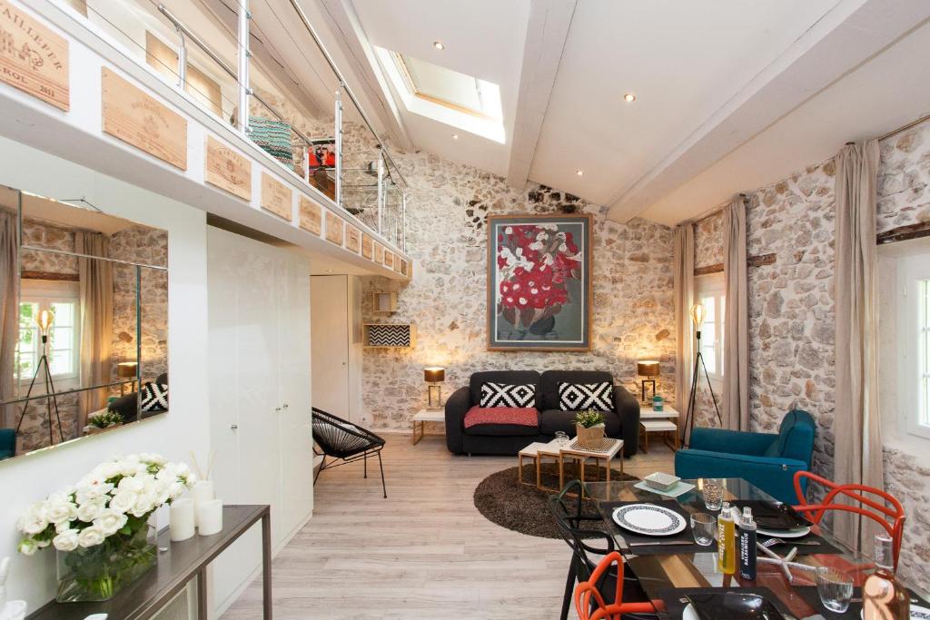 Area tempat duduk di Superbe appartement loft vieil Antibes