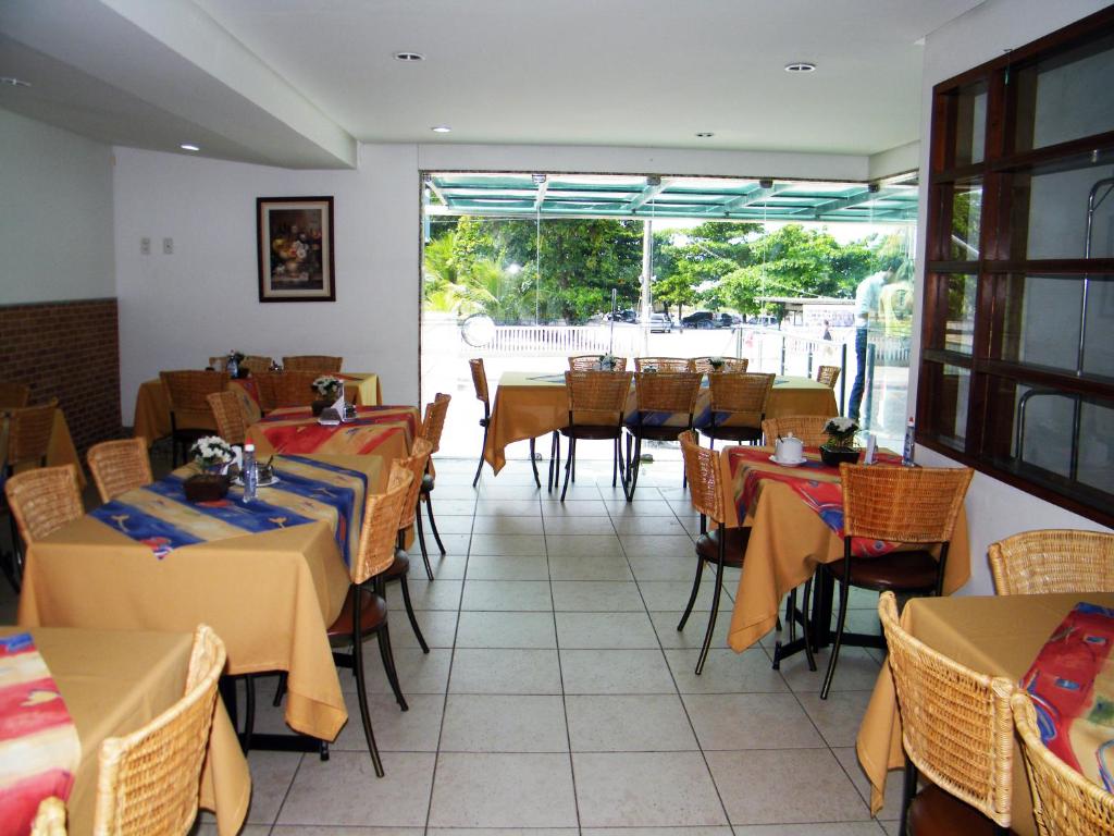Um restaurante ou outro lugar para comer em Littoral Express