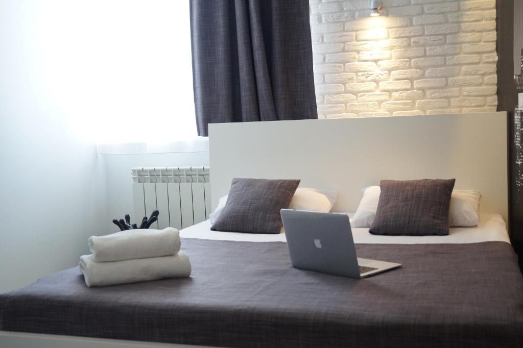 Postel nebo postele na pokoji v ubytování SkyHome Mini-hotel