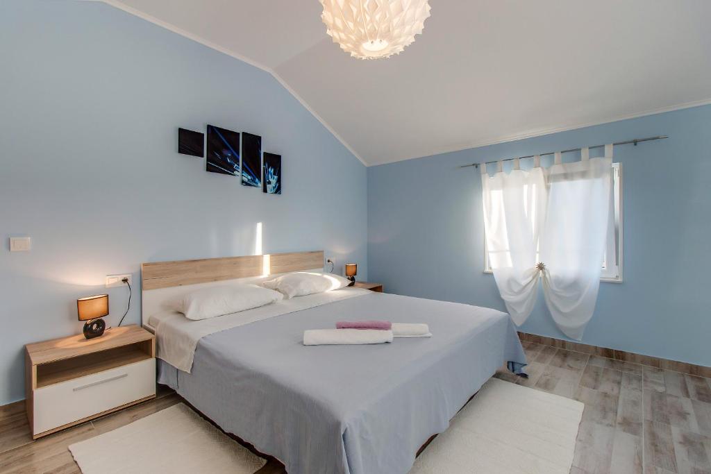 A bed or beds in a room at Apartman Leon & rent a quad