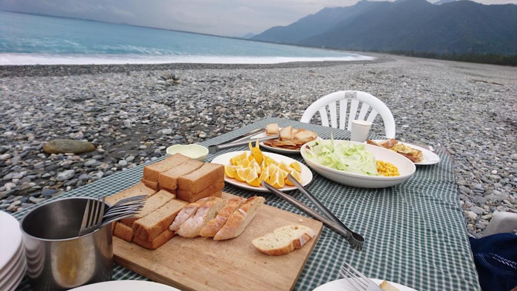 順安村的住宿－花草集民宿，海滩上带一盘食物的野餐桌