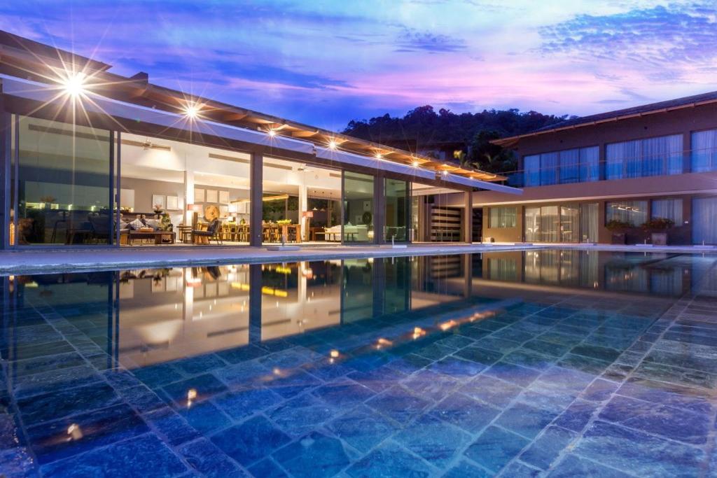 Bazén v ubytování Tropical Castle Phuket by RESAVA nebo v jeho okolí