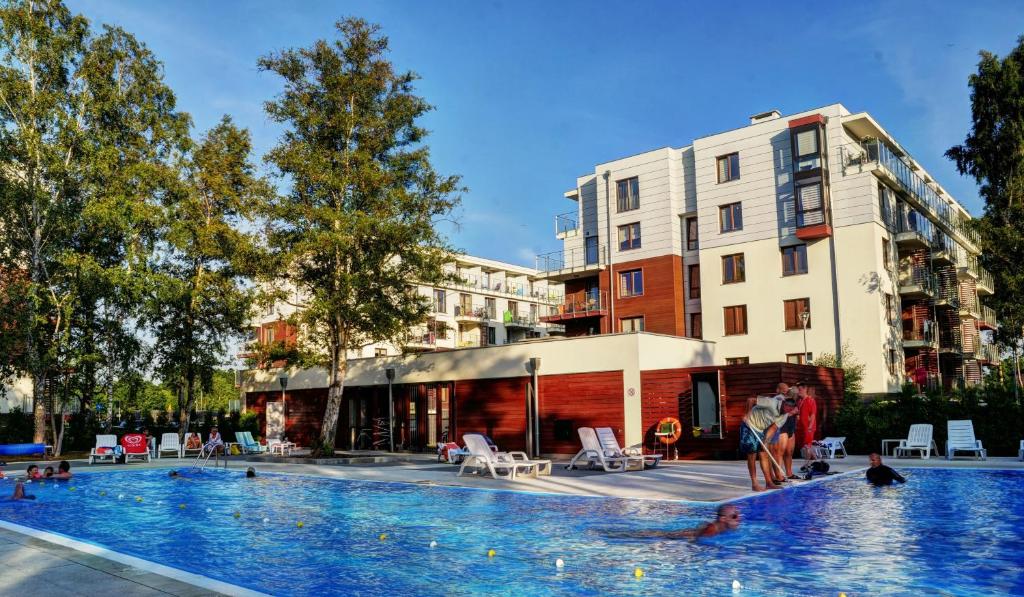 einem Pool vor einem Gebäude in der Unterkunft Apartamenty Kołobrzeg Apartments Polanki in Kołobrzeg