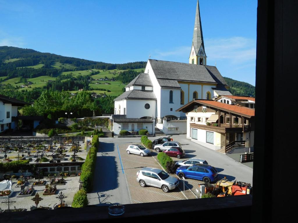 Nespecifikovaný výhled na hory nebo výhled na hory při pohledu z hotelu