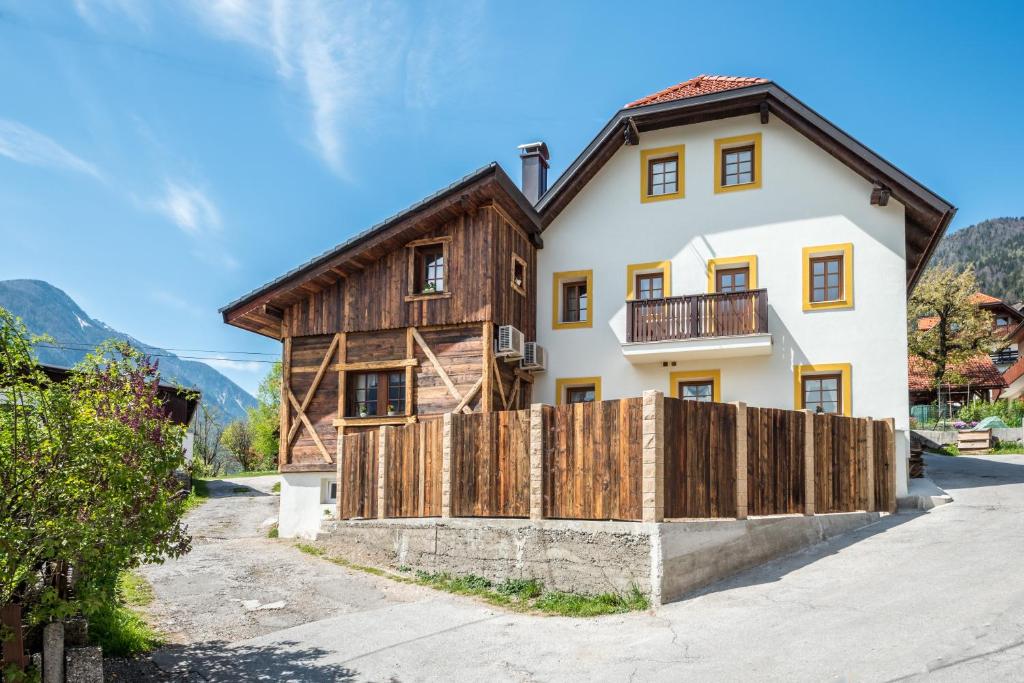 una casa en las montañas con una valla de madera en Country house Dovje, en Dovje