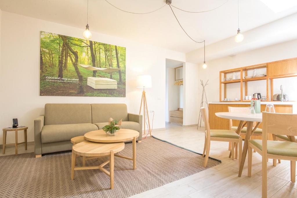 salon z kanapą i stołem w obiekcie Coco Places Firenze, Centro Storico we Florencji