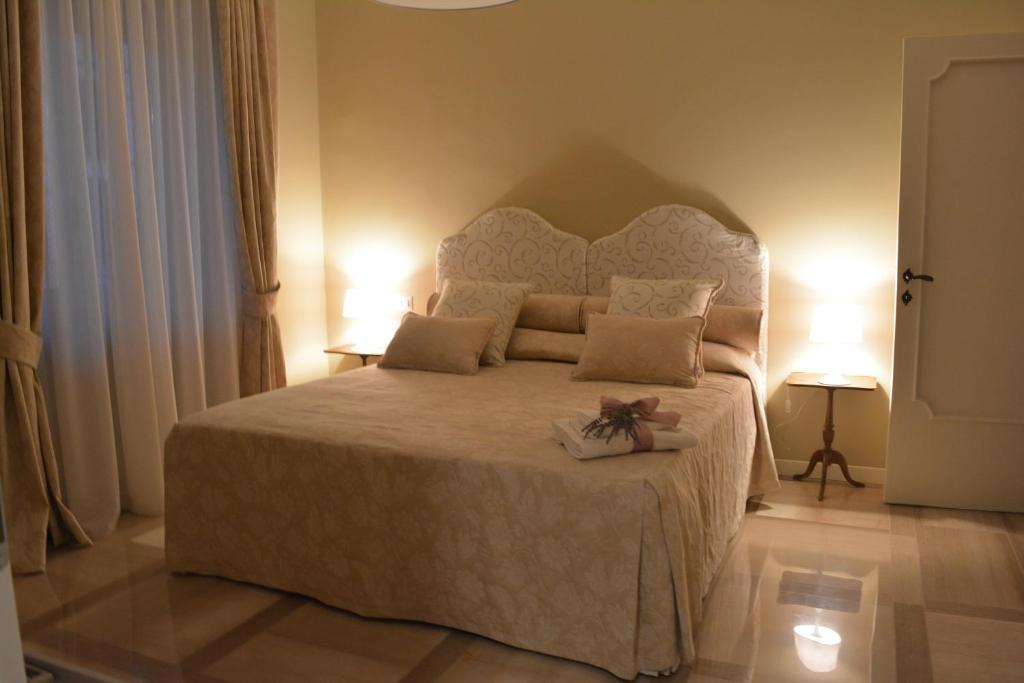 a bedroom with a large bed with two lamps at Allaportaccanto Bed & Breakfast in Cassino