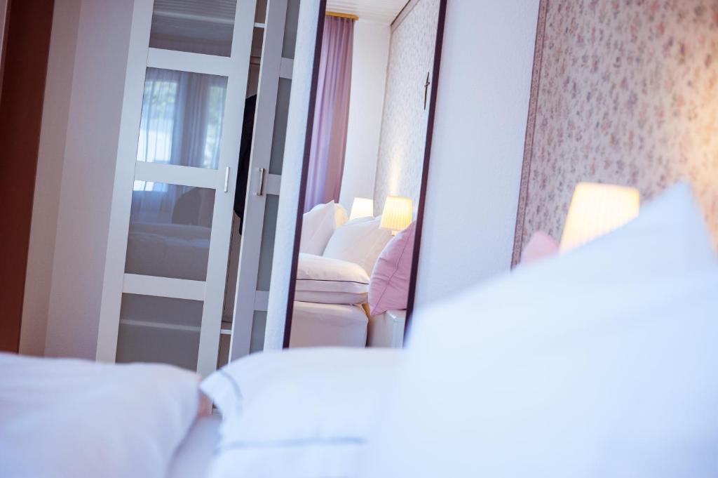 Postel nebo postele na pokoji v ubytování Hotel Weinstube