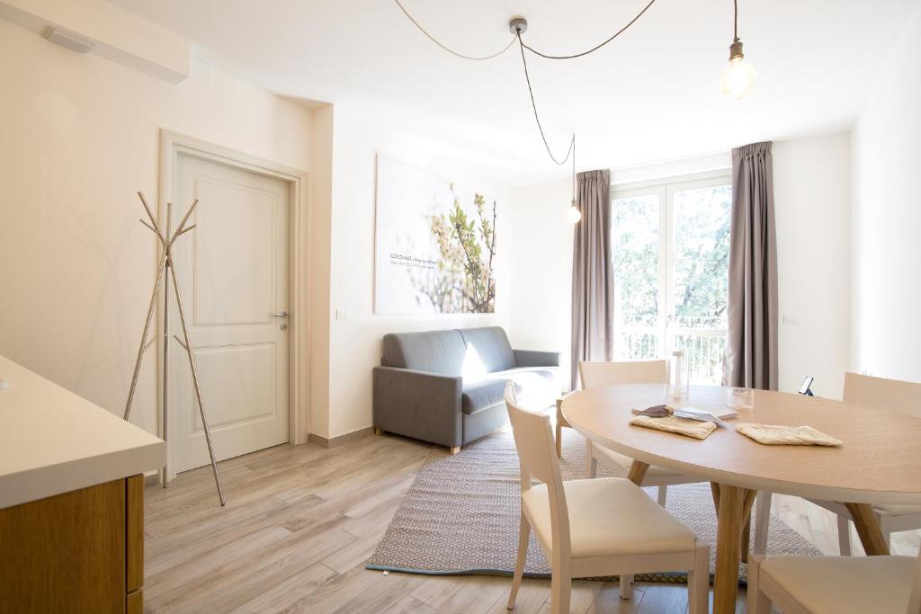kuchnia i salon ze stołem i krzesłami w obiekcie Coco Places Firenze, Centro Storico we Florencji