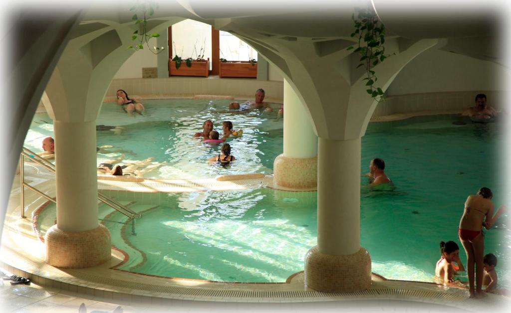 Bazén v ubytování Grand Hotel Glorius Makó nebo v jeho okolí